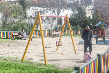 Archivo - Dos niños juegan en un parque infantil.