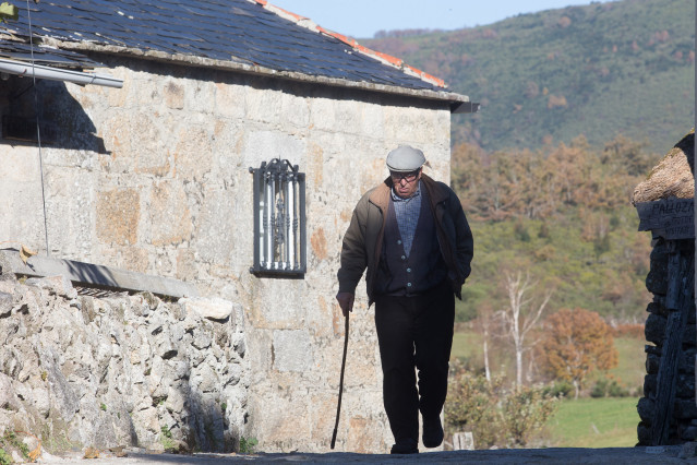 Archivo - Un anciano camina por la zona de la ruta de Los Ancares, en Lugo, Galicia, (España), a 31 de octubre de 2020. La sierra de Os Ancares, situada en el este de la provincia de Lugo, en la frontera con las comunidades vecinas de Castilla y León y El