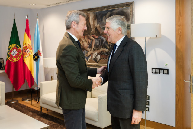 El presidente de la Xunta, Alfonso Rueda, con el embajador portugués en España, Joao Mira-Gomes