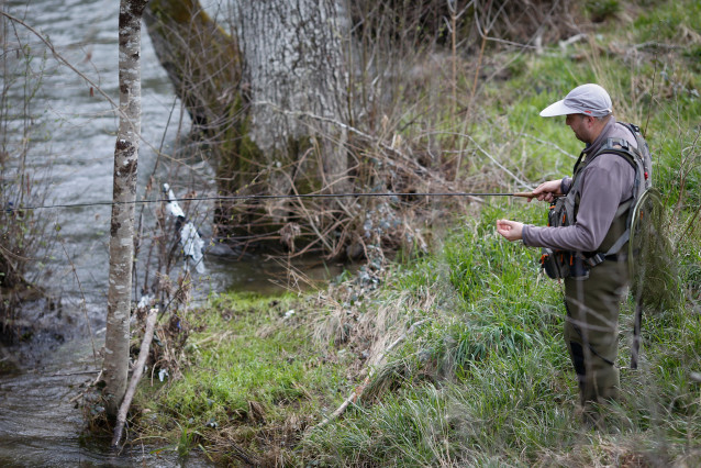 Archivo - Pesca fluvial