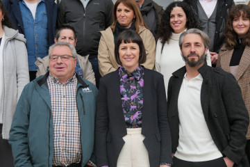 La portavoz nacional del BNG, Ana Pontón, con el nuevo alcalde de Vilar de Santos, Rubén Colmenero (der.), y su predecesor Manuel Muñiz (izq.)