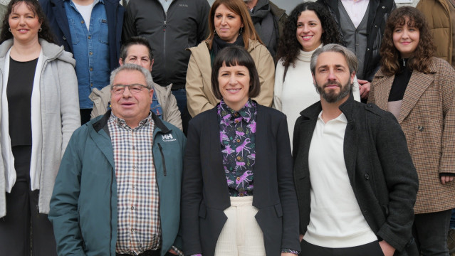 La portavoz nacional del BNG, Ana Pontón, con el nuevo alcalde de Vilar de Santos, Rubén Colmenero (der.), y su predecesor Manuel Muñiz (izq.)