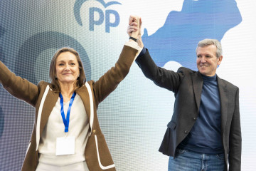 La nueva presidenta del PP de Vigo, Luisa Sánchez, con el presidente del PP de Galicia, Alfonso Rueda