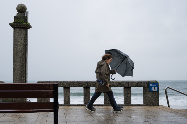 Dos personas se refugian de la lluvia con paraguas en la comarca de Salnés, a 27 de enero de 2025, en Salnés, Pontevedra, Galicia (España).