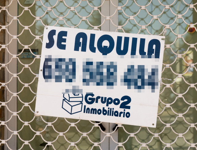 Archivo - Un cartel de 'Se alquila'.