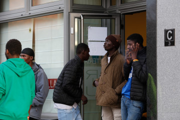 Un grupo de migrantes refugiados en el hotel en el que permanecen alojados en protesta por la denegación de sus solicitudes de asilo, a 20 de febrero de 2025, en Monterroso, Lugo