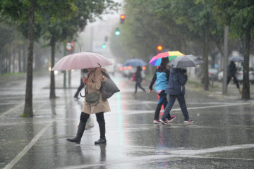 Archivo - Varias personas caminan bajo la lluvia, a 9 de octubre de 2024, en Santiago de Compostela, A Coruña, Galicia (España). La Agencia Estatal de Meteorología (AEMET) ha puesto a Galicia en al