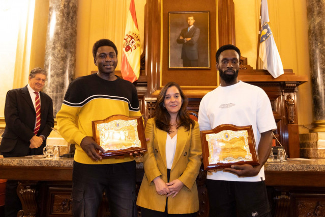 La alcaldesa de A Coruña, Inés Rey, junto a Ibrahima Diack y Magatte N´Diaye, 'hijos adoptivos' de la ciudad