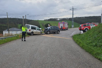 Colisión frontal entre dos vehículos en el municipio de Trabada (Lugo) a 25 de febrero de 2025.