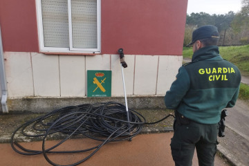 La Guardia Civil detiene en O Carballiño a dos hombres, por sustraer cable de cobre del tendido telefónico.