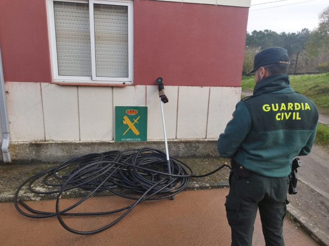 La Guardia Civil detiene en O Carballiño a dos hombres, por sustraer cable de cobre del tendido telefónico.