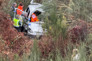 Dos personas resultan heridas tras salirse de la vía su coche y caer por un desnivel en Vilardevós (Ourense), a 25 de febrero de 2025.