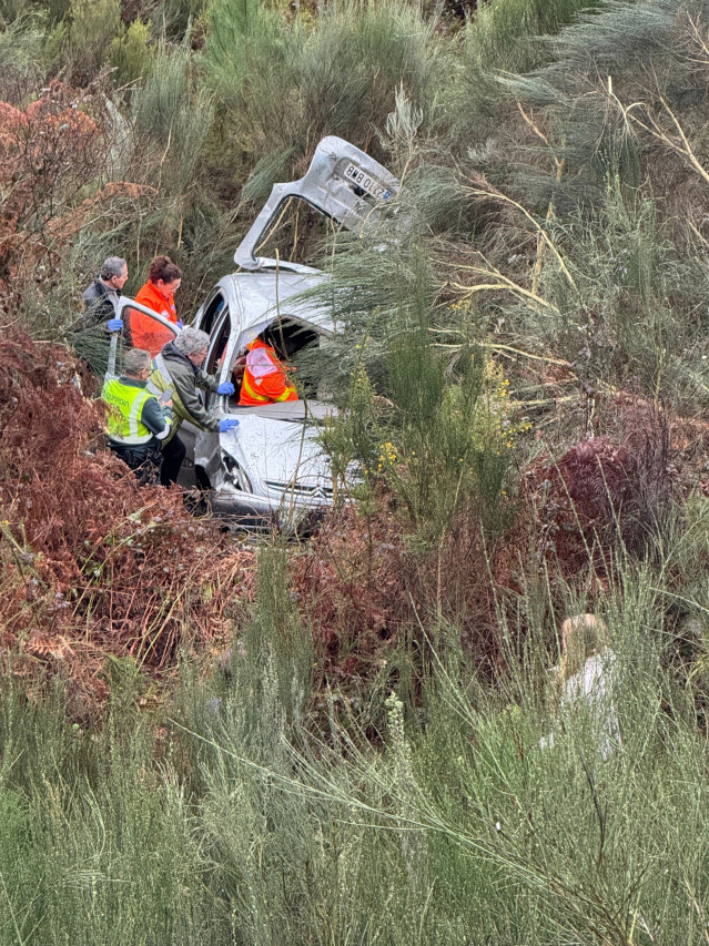 Dos personas resultan heridas tras salirse de la vía su coche y caer por un desnivel en Vilardevós (Ourense), a 25 de febrero de 2025.