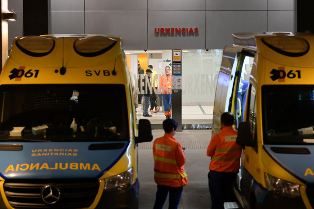 Varias ambulancias en las Urgencias del Complejo Hospitalario Universitario de A Coruña, a 3 de febrero de 2025, en A Coruña, Galicia.