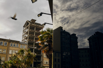 Archivo - Un edificio de viviendas en construcción, a 9 de mayo de 2023, en Ourense, Galicia (España)