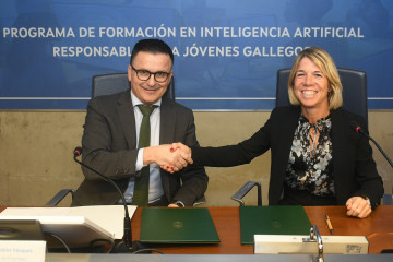 El conselleiro de Emprego, Comercio e Emigración, José González, junto a la directora ejecutiva de Sector Público, Salud y Educación de Microsoft Spain, Natalia Escobedo.