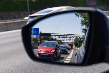 Archivo - Varios vehículos en la autovía A6