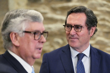 El presidente de la CEOE, Antonio Garamendi (d), y el presidente de la CEG, Juan Vieites (i), durante la asamblea general electoral de la Confederación de Empresarios de Galicia (CEG), en la Sede de 