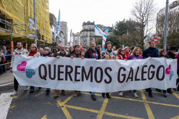 La portavoz nacional del BNG, Ana Pontón (c), y el secretario general del PSOE de Galicia, José Ramón Gómez Besteiro (3d), durante una manifestación por la situación de la lengua gallega, a 23 d