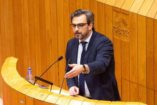 El conselleiro de Presidencia, Xustiza e Deportes, Diego Calvo, en una intervención en el Parlamento gallego.