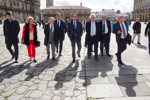 El presidente de la CEOE, Antonio Garamendi (c), durante la asamblea general electoral de la Confederación de Empresarios de Galicia (CEG), en la Sede de la CEG, a 25 de febrero de 2025, en Santiago de Compostela, A Coruña, Galicia (España). Durante la as