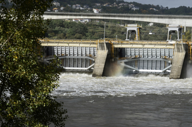 Archivo - El embalse de Velle liberando agua del río Miño, a 4 de noviembre de 2023, en Ourense, Galicia (España). La borrasca Domingos ha dejado en la provincia de Ourense 32 incidencias, entre las que se encuentran la caída de árboles, desprendimientos