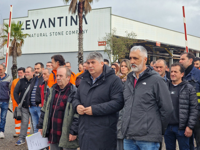 Archivo - Trabajadores de Levantina en O Porriño.