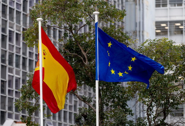 La bandera de España y de la Unión Europea