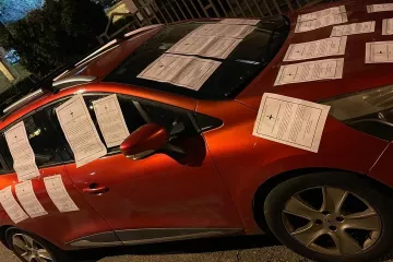 Coche cubierto con esquelas por matemáticas en el IES As Lagoas en una imagen cedida a La Voz