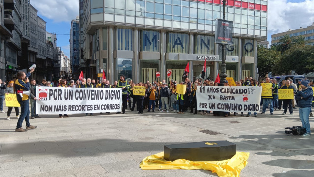 Trabajadores y trabajadoras de Correos, concentrados en la zona Obelisco de A Coruña