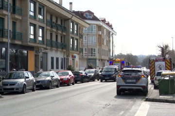 Equipos de emergencias se desplazan al edificio de Bertamiráns (Ames, A Coruña) en el que falleció un octogenario tras un incendio