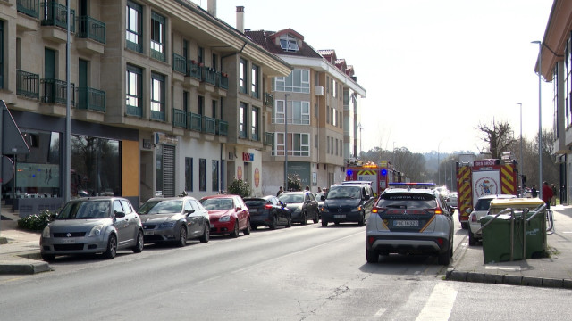 Equipos de emergencias se desplazan al edificio de Bertamiráns (Ames, A Coruña) en el que falleció un octogenario tras un incendio