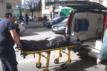 Funeraria llevándose el cadáver del anciano fallecido en una imagen de la CRTVG