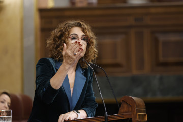 La vicepresidenta primera y ministra de Hacienda, María Jesús Montero, interviene durante una sesión plenaria en el Congreso de los Diputados, a 26 de febrero de 2025, en Madrid (España). El Gobie