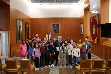 El presidente de la Cámara, Miguel Ángel Santalices Vieira, y el conselleiro de Educación, Román Rodríguez, reciben a los grupos de alumnos del CEIP Plurilingüe Froebel de Pontevedra y del CEIP 