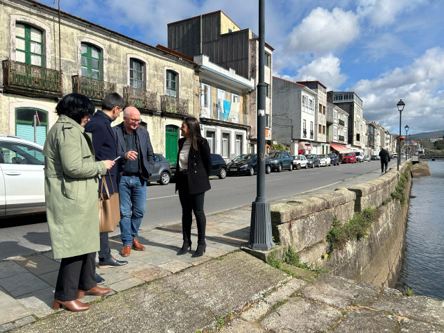 Recuperado un espacio para el público en Noia tras retirar UFD el centro de transformación aéreo del malecón