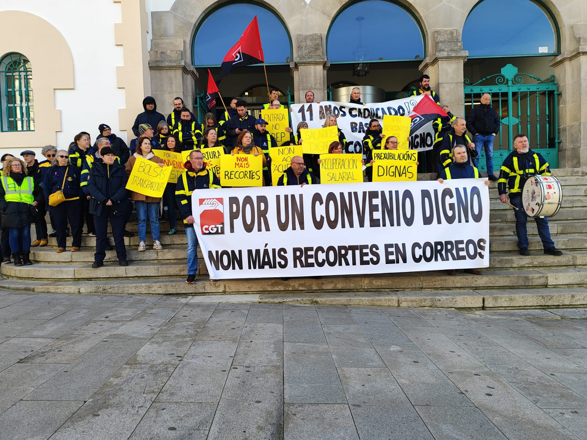 Concentraciu00f3n de la CGT durante la huelga de Correos en Ferrol