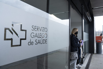 Archivo - Una mujer sale con mascarilla del Hospital Álvaro Cunqueiro de Vigo, a 10 de enero de 2024, en Vigo, Pontevedra, Galicia (España). El ministerio de Sanidad ha implantado a partir de hoy, e