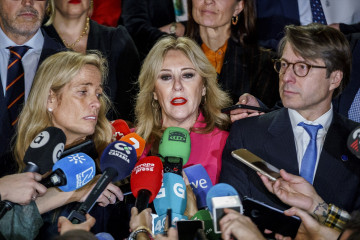 Miguel Corgos a la derecha de la consejera andaluza de Economía que atiende a los medios de comunicación a su salida del Consejo de Política Fiscal y Financiera (CPFF)