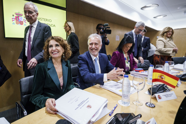 La vicepresidenta primera del Gobierno y ministra de Hacienda, María Jesús Montero, y el ministro de Política Territorial y Memoria Democrática, Ángel Víctor Torres, durante el Consejo de Política Fiscal y Financiera (CPFF), en la sede del Ministerio, a 2