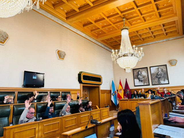 Votación en el Salón de Plenos del Pazo de Raxoi para la modificación del planeamiento urbanístico para la antigua parcela de Peleteiro.