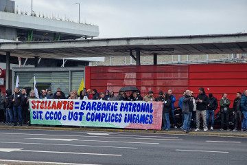 Imagen de empleados de la CUT protestando ante la puerta de Stellantis Vigo.