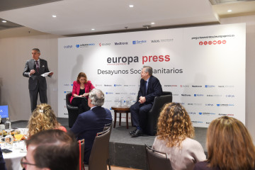 (I-D) El presidente de Europa Press, Asís Martín de Cabiedes, la jefa de Salud e Infosalus de Europa Press, Cristina Velázquez, y el consejero de Sanidad de la Xunta de Galicia, Antonio Gómez Caam