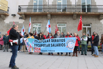 Delegadas y delegados de la CIG en las Administraciones Públicas, concentrados ante la Delegación del Gobierno, en A Coruña