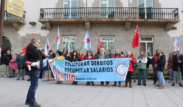 Delegadas y delegados de la CIG en las Administraciones Públicas, concentrados ante la Delegación del Gobierno, en A Coruña