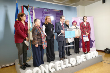 El alcalde de Vigo, Abel Caballero, junto a la teniente de Alcalde, Carmela Silva, la concejal Ana Laura Iglesias e integrantes del Consello Municipal da Muller, participa en la presentación de los a