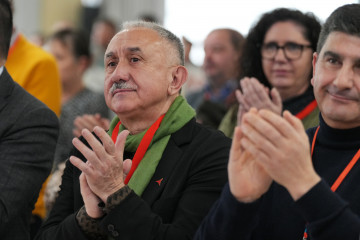 El secretario general de UGT, Pepe Álvarez, aplaude durante a la clausura del 14º Congreso UGT Galicia, a 27 de febrero de 2025, en Santiago de Compostela, A Coruña, Galicia (España). UGT Galicia 