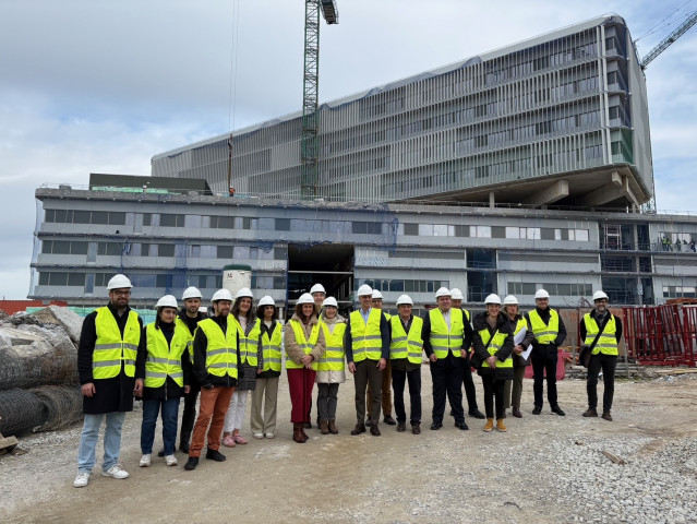 La delegación de Pontevedra del Colegio Oficial de Arquitectos de Galicia (COAG) ha organizado este jueves una visita a la obra del hospital Nuevo Montecelo