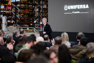 El presidente de la Xunta, Alfonso Rueda, durante su visita al nuevo centro logístico de Unifersa.