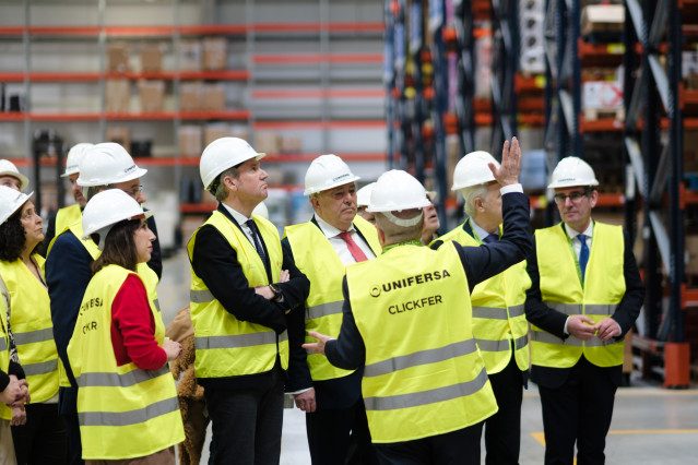 Rueda visita el nuevo centro logístico de Unifersa.